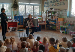 Dzieci słuchają audycji muzycznej