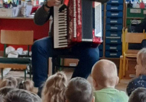 Dzieci słuchają audycji muzycznej