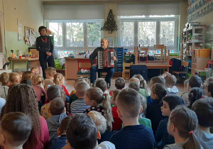 Dzieci słuchają audycji muzycznej