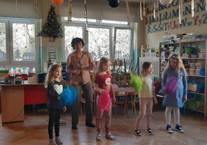 dzieci tańczą podczas audycji muzycznej