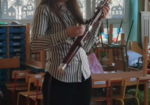 pani prezentuje instrument