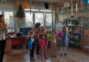 dzieci słuchają audycji muzycznej
