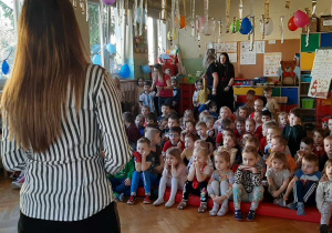 dzieci słuchają audycji muzycznej