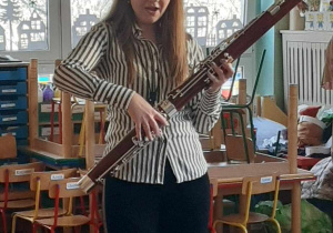 pani prezentuje instrument