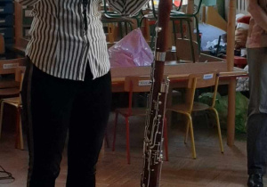 pani prezentuje instrument