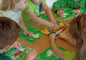 dzieci malują Panią wiosnę