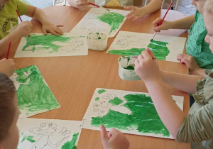 dzieci malują Panią wiosnę