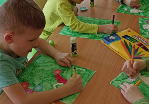 dzieci kolorują mazakami