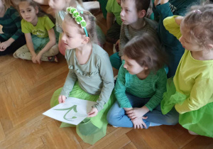 dziewczynka trzyma ilustrację przebiśniegu