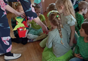 dzieci sięgają kartkę