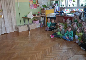 dzieci siedzą
