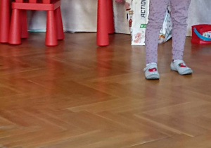 dziewczynka rzuca woreczkiem