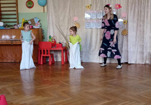 dziewczynki stoją w worku