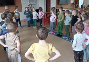 dzieci stoją w kole