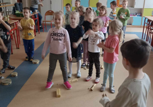dzieci trzymają instrumenty