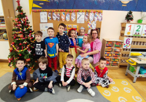 Dzieci pozują do wspólnego zdjęcia.