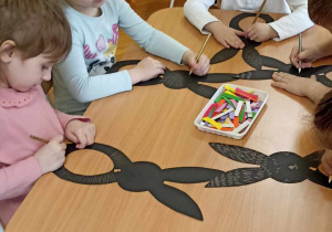 dzieci rysują wzorek na zającach
