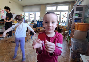 Dzieci improwizują do słyszanej muzyki