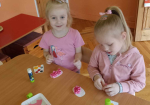dzieci wyklejają kontur hiacynta