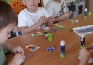 dzieci wyklejają kontur hiacynta