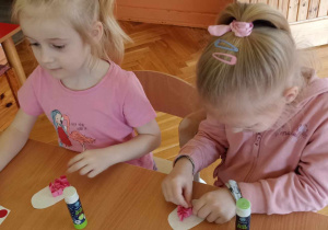 dzieci wyklejają kontur hiacynta