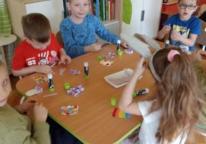 dzieci wyklejają kontur hiacynta
