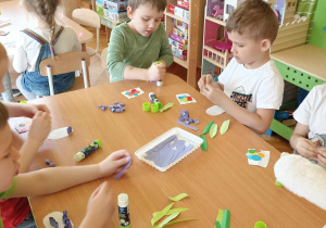 dzieci wyklejają kontur hiacynta