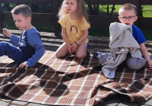 Dzieci bawią się na tarasie
