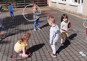 Dzieci bawią się na tarasie