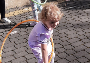 Dzieci bawią się na tarasie