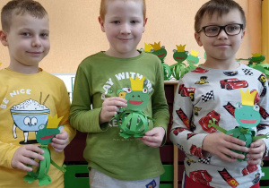 dzieci trzymają zrobioną przez siebie żabkę