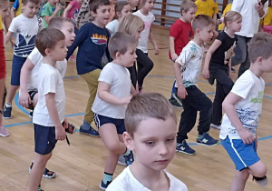 dzieci tańczą