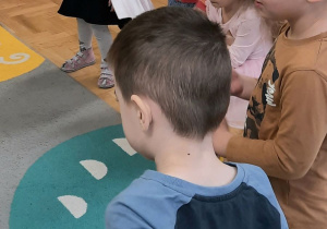 Dzieci świętują urodziny.