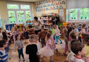Dzieci tańczą