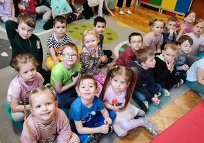 Dzieci siedzą na widowni