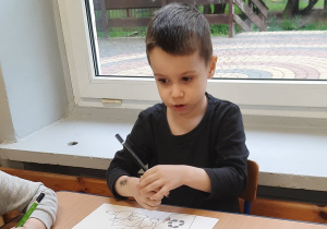 Dzieci uczestniczą w zajęciach z okazji Dnia Ziemi