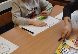 Dzieci uczestniczą w zajęciach z okazji Dnia Ziemi