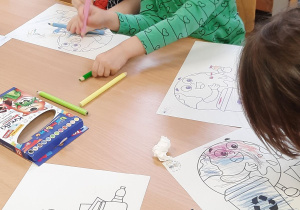 Dzieci uczestniczą w zajęciach z okazji Dnia Ziemi