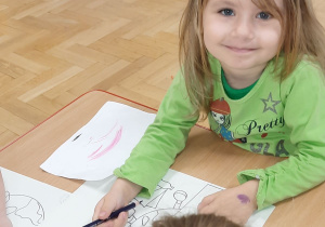 Dzieci uczestniczą w zajęciach z okazji Dnia Ziemi