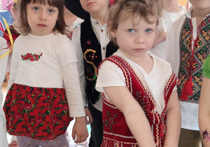 Dzieci przebrane w stroje ludowe
