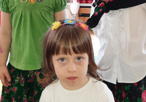 Dzieci przebrane w stroje ludowe