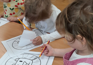 Dzieci wykonują kartę pracy