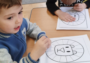 Dzieci wykonują kartę pracy
