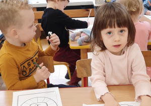 Dzieci wykonują kartę pracy