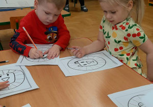 Dzieci wykonują kartę pracy