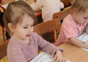 Dzieci wykonują kartę pracy