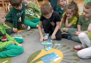 dziewczynka układa puzzle