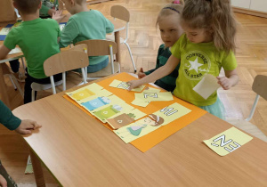 dziewczynka układa puzzle