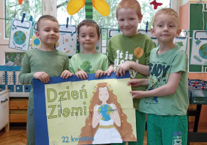 dzieci trzymają plakat