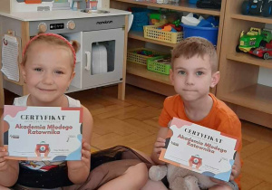 Dzieci pozują do zdjęcia z otrzymanym certyfikatem